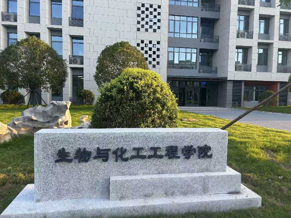 顺庆区扬州职业大学体育场高杆灯项目